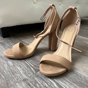 Cream/tan color. 7.5 size. Great condition!